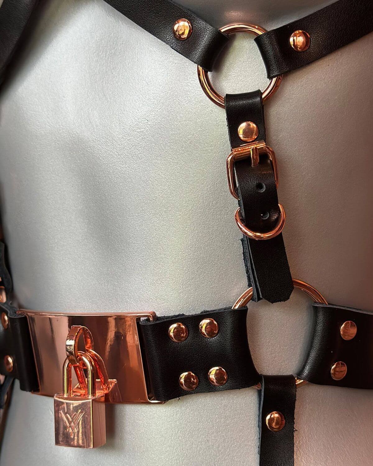 Body Porte-Jarretelles en Cuir Chastity – VoyeurX