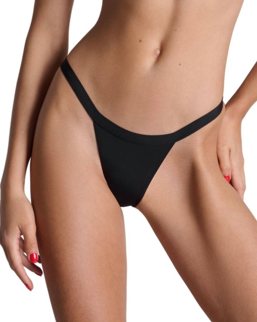 string-ouvrable-pure-tentation-maison-close-noir