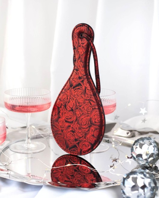 paddle bdsm Sweet Anticipation, Fifty shades of grey, posé sur table