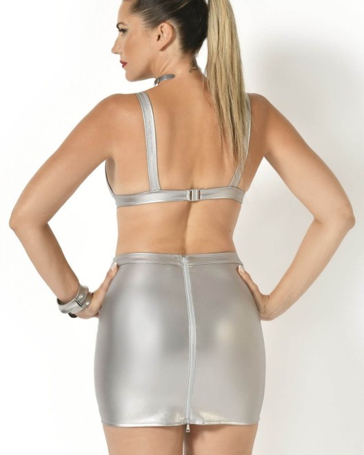 brassière en faux cuir argenté Celestra, Maison Catanzaro, vue de dos, portée avec mini-jupe assortie
