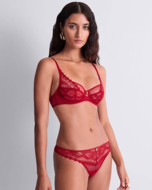 tanga en dentelle rouge Mystery of Love, Aubade Lingerie, porté avec le soutien-gorge assorti