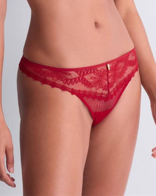 tanga en dentelle rouge Mystery of Love, Aubade Lingerie, zoom devant