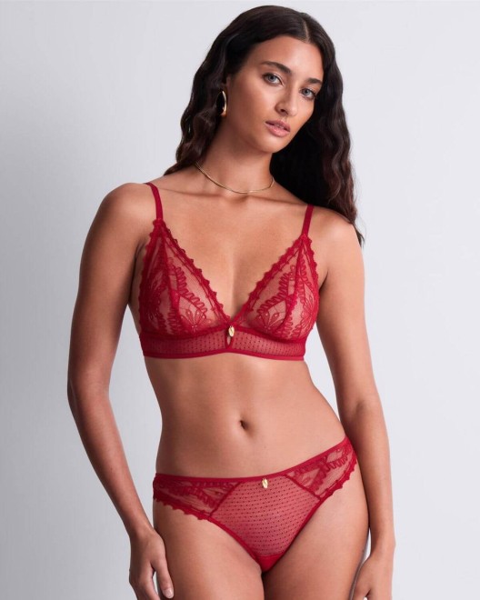soutien-gorge triangle Mystery of Love, rouge, Aubade Lingerie, porté avec tanga assorti, face