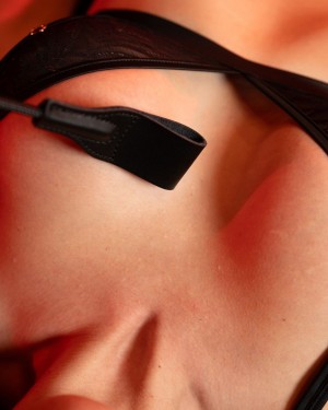 cravache-bondage-noire-simili-cuir-bdsm-captive