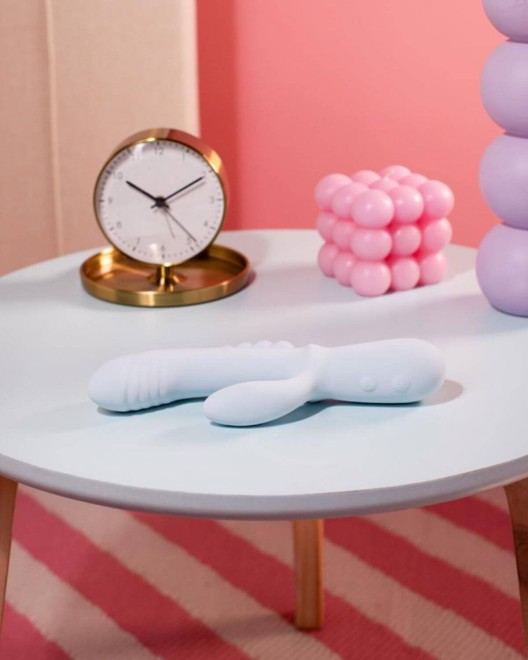 vibromasseur rabbit triple stimulation Good Vibes, bleu, posé sur une table