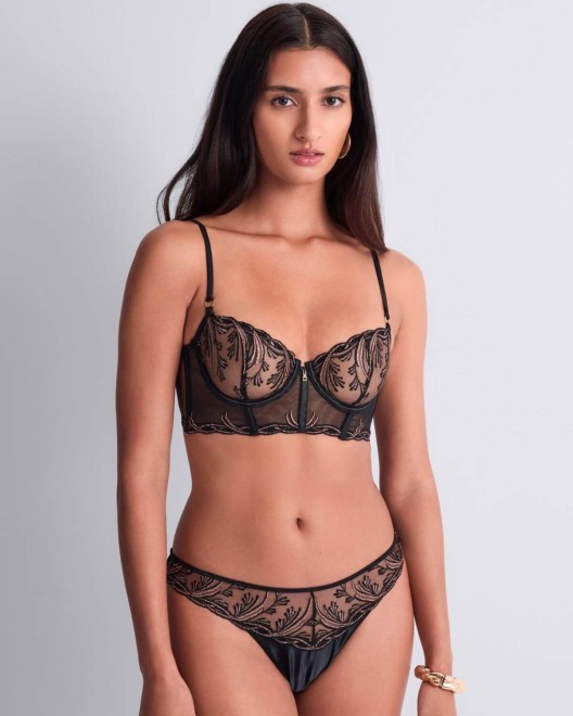 tanga Cosmic Romance, Aubade Lingerie, porté par un mannequin de face avec bustier assorti