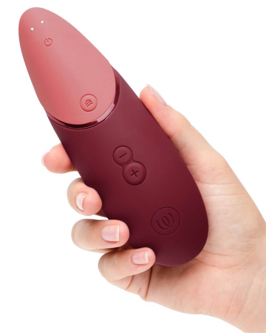 stimulateur clitoridien Womanizer Next, Sensual Collection, rouge, dans une main