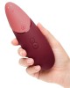 stimulateur clitoridien Womanizer Next, Sensual Collection, rouge, dans une main
