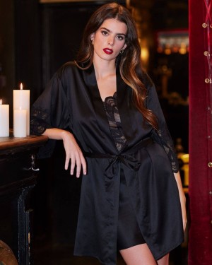 kimono en satin noir Cookie, Valege Lingerie, mannequin de face