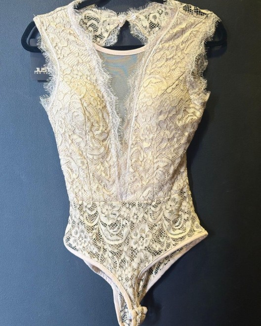 body dentelle dos nu blanc, Collection exclusive Paradise Boutik, sur cintre