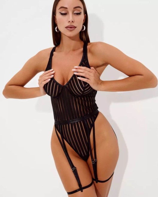 body porte-jarretelles, Collection Paradise Boutik, mannequin debout