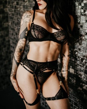 ensemble lingerie bondage en dentelle noire, collection Paradise Boutik, mannequin de face