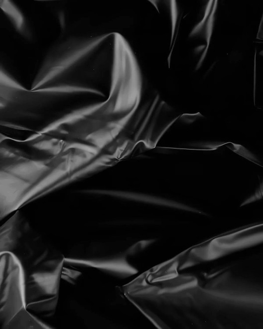drap en vinyle noir Wet Love, Fetish Tentation, zoom sur matière