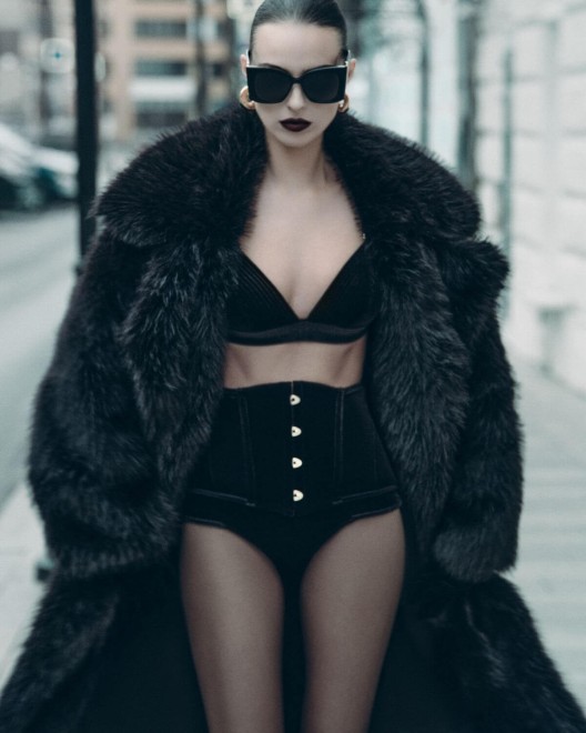 Serre-Taille en Velours Noir Rococo Maison Close