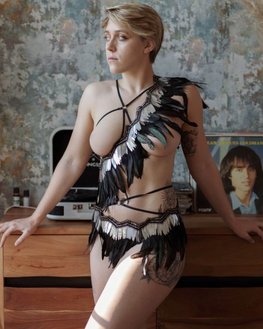harnais sexy en plumes véritables, Paradise Boutik, mannequin