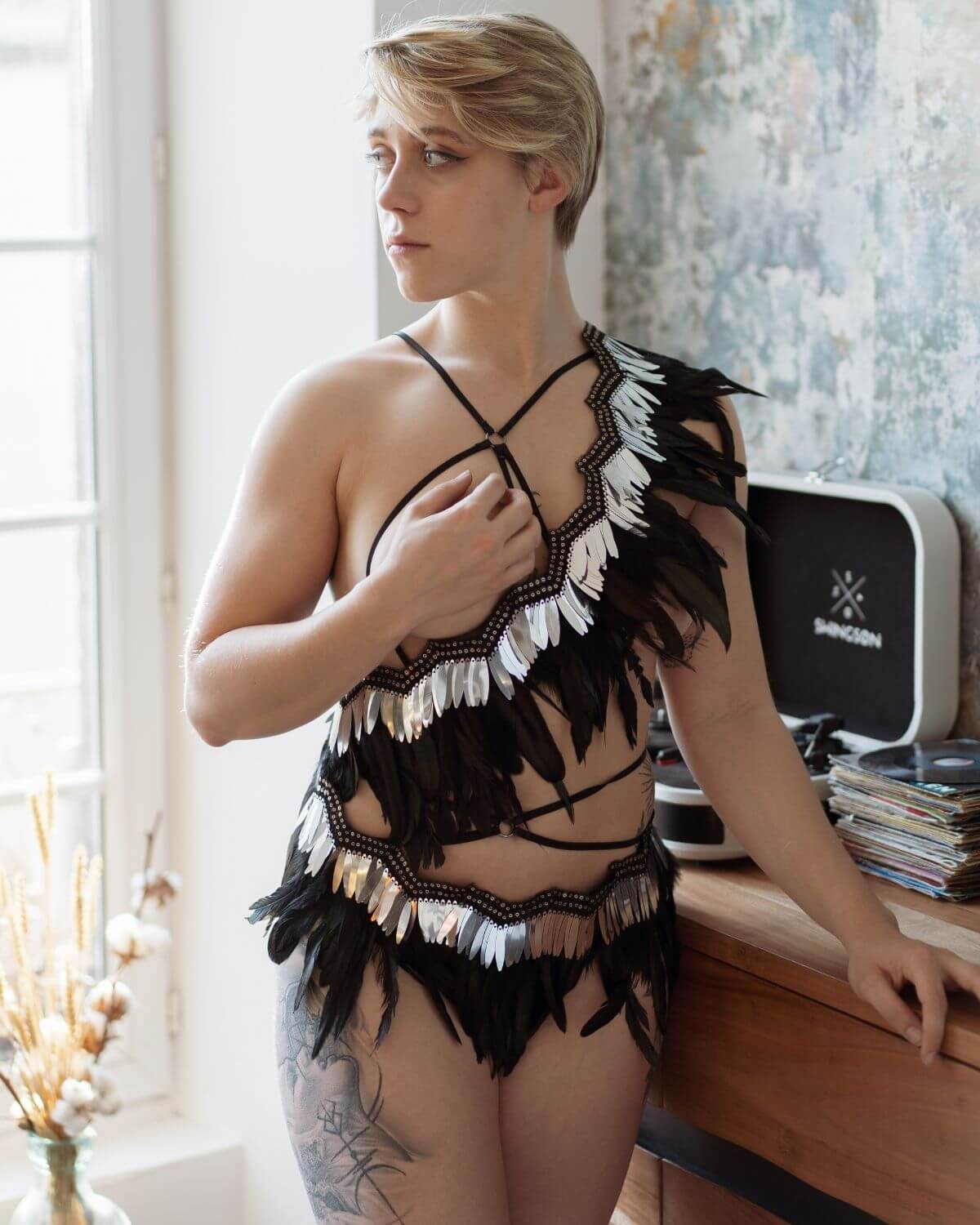 harnais sexy en plumes véritables, Paradise Boutik, mannequin de face