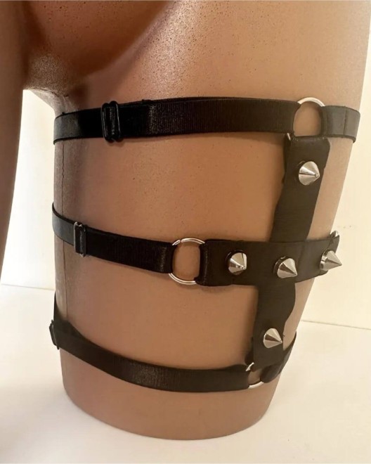 jarretière noire en croix cloutée, Paradise Boutik, vue côté