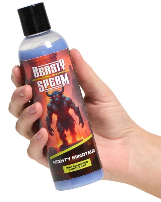 lubrifiant à base d'eau Mighty Minotaur, Beasty Sperm, flacon dans une main