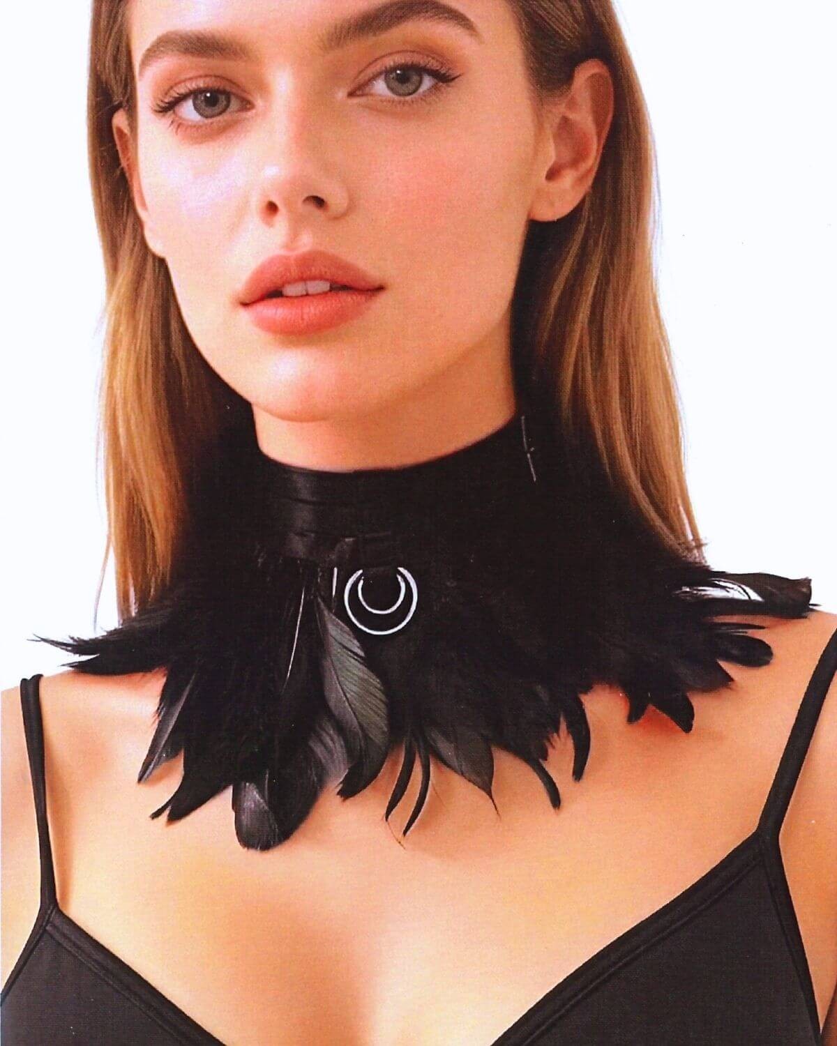 collier ras-de-cou à plumes naturelles, noir, porté par un mannequin