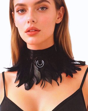 collier ras-de-cou à plumes naturelles, noir, porté par un mannequin