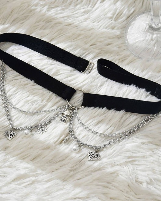 jarretière bijou à tête de mort fantaisie, à plat sur une couverture