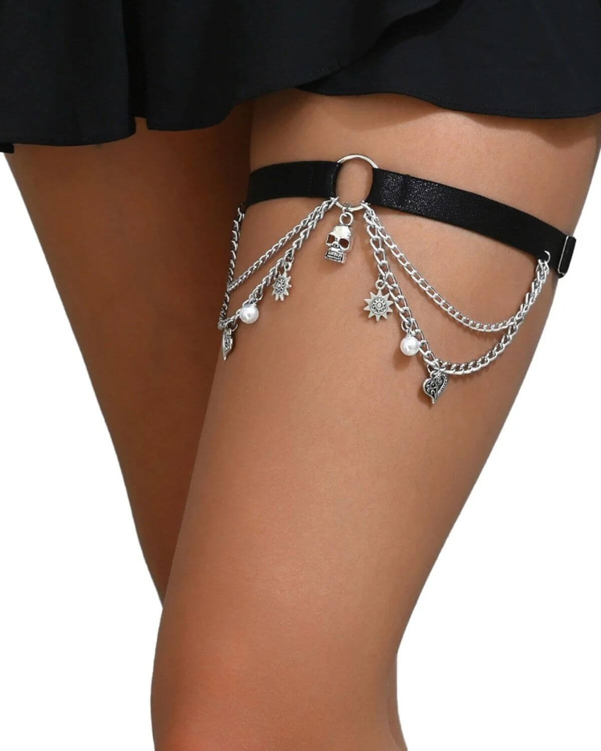 jarretière bijou à tête de mort fantaisie, zoom sur cuisse