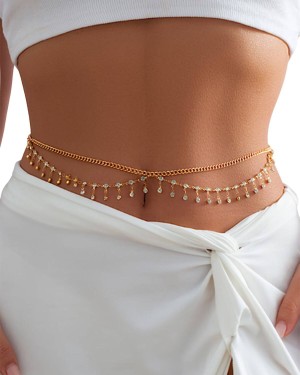 chaîne de taille à strass, dorée, portée par un mannequin