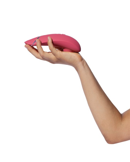 womanizer premium 2, stimulateur clitoridien air pulsé, rose, dans une main