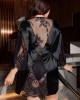 kimono en satin et dentelle, noir, mannequin vue dos