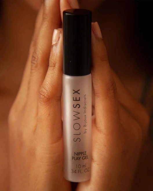 gel stimulant pour tétons Slow Sex, Bijoux Indiscrets, entre deux mains