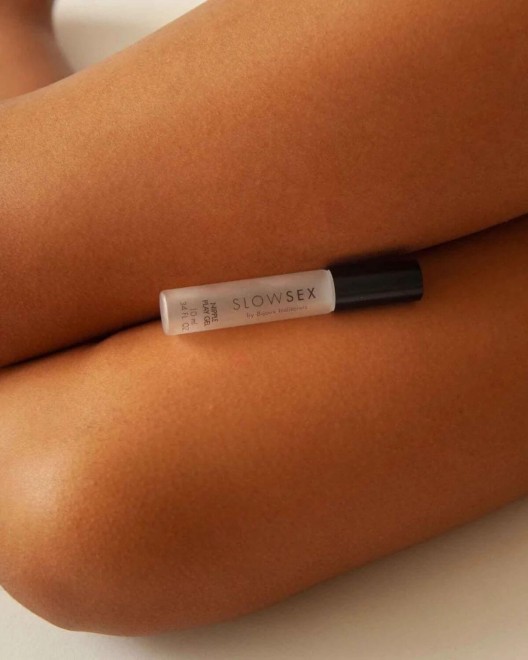 gel stimulant pour tétons Slow Sex, Bijoux Indiscrets, posé sur des cuisses