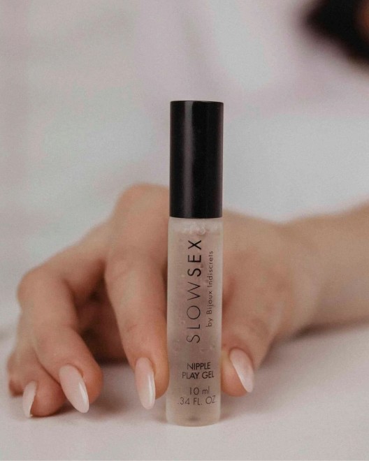 gel stimulant pour tétons Slow Sex, Bijoux Indiscrets, dans une main de femme
