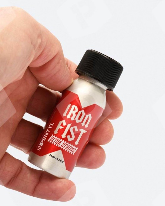 poppers iron fist ultra strong, 24 ml, flacon dans une main