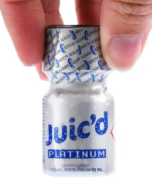 poppers Juic'd platinum, flacon de 10ml dans une main