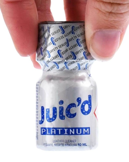 poppers Juic'd platinum, flacon de 10ml dans une main