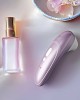 stimulateur clitoridien à air pulsé Womanizer Pro, lilas, à côté d'un parfum