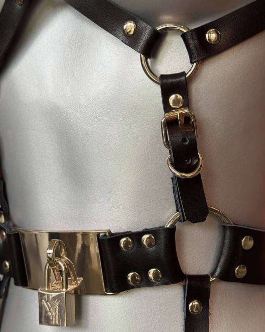 body porte-jarretelles en cuir Chastity, VoyeurX, noir or, zoom sur lanieres