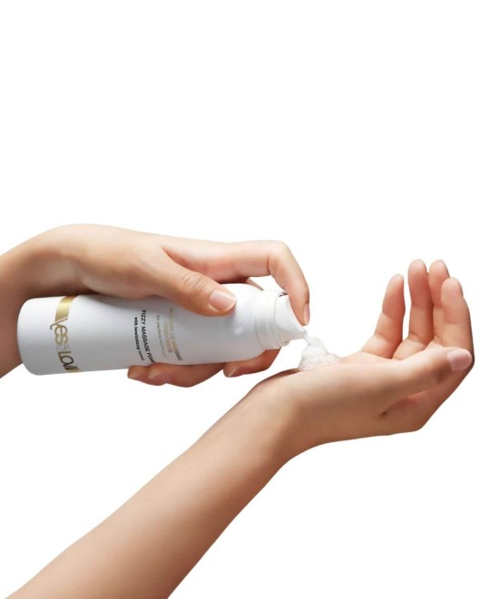 mousse de massage crépitante au parfum enivrant, YesForLov, dans une main