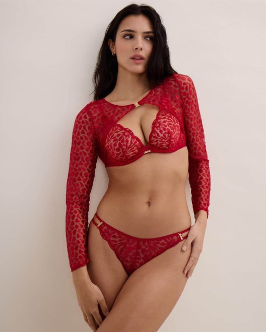 tanga Crazy in Love, Aubade Paris, rouge, mannequin portant l'ensemble, vue de face
