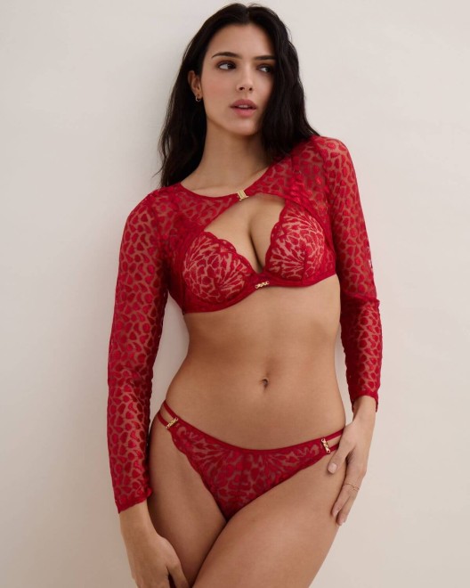 boléro Crazy in Love, rouge, Aubade Paris, mannequin portant l'ensemble