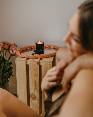 Bougie de massage en train de bruler avec couple