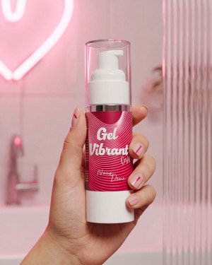 Gel vibrant cerise tenu dans les mains