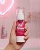 Gel vibrant cerise tenu dans les mains