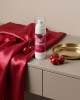 Gel vibrant cerise sur un meuble avec des cerises
