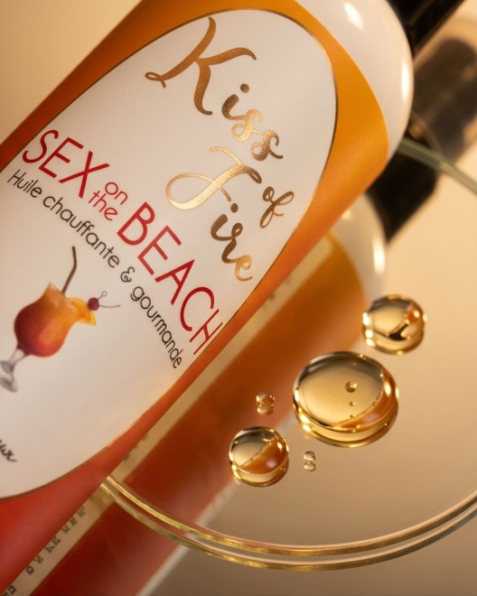 Kiss of fire,  huile de massage chauffante et gourmande parfum sex on the beach zoom sur l'huile