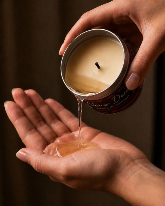 Bougie de massage sensuelle senteur vin pétillant à la fraise transformée en huile de massage