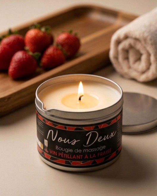 Bougie de massage sensuelle senteur vin pétillant à la fraise allumée