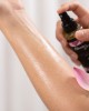 huile de massage sensuelle senteur fleur de lotus, rendu du produit sur la peau