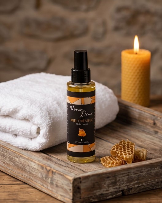 Huile de massage sensuelle et gourmande senteur miel crémeux, présentation produit salle de bain