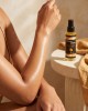 Huile de massage sensuelle et gourmande senteur miel crémeux, rendu du produit sur la peau